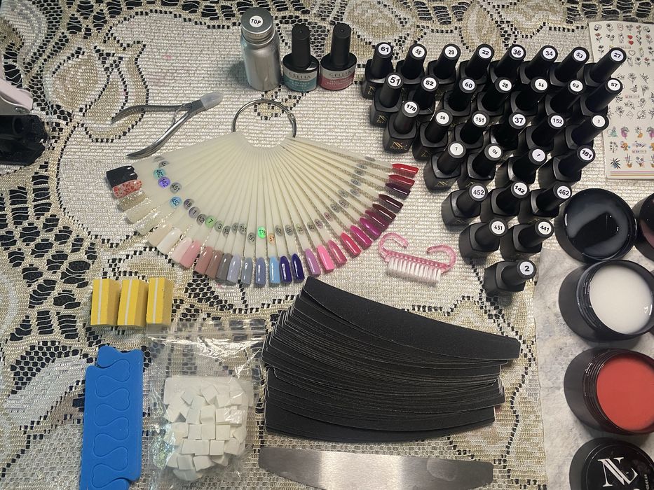 Zestaw do robienia paznokci ( 95% nowy)