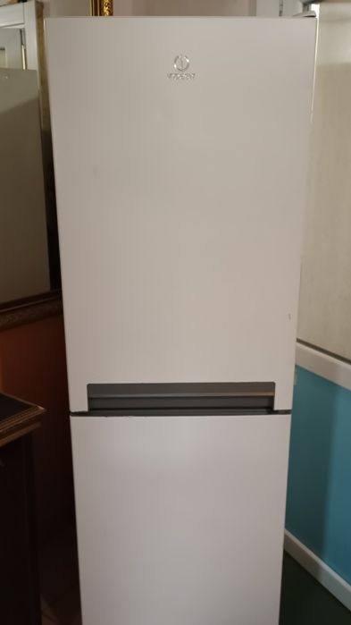 Холодильник indesit