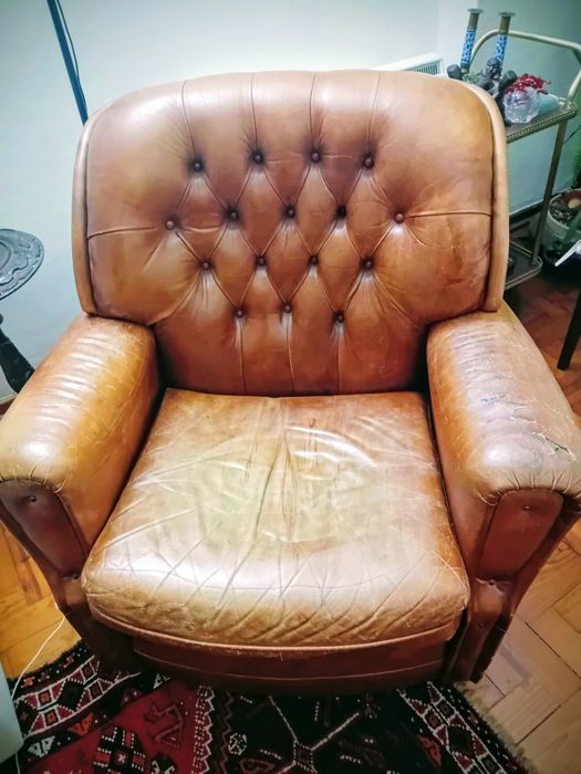 Sofá em couro em bom estado de conservação.