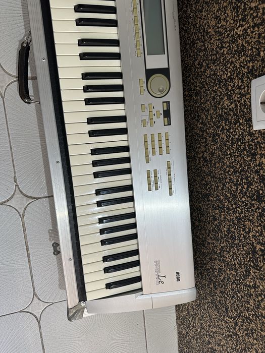 Korg Triton LE76 - Workstation com estojo incluído