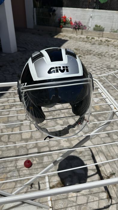 Capacete GIVI com marcas de uso