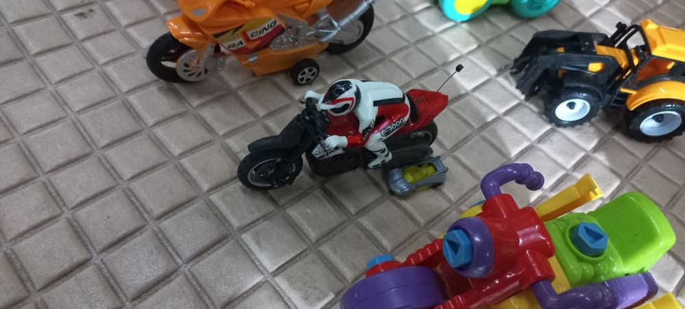 Дитячі іграшкові машинки/трактори/мотоцикли/авто поліції ,ціна за все