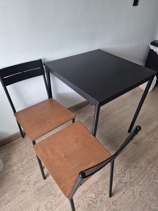 Cadeiras pretas e mesa