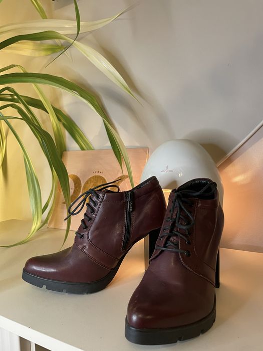 Buty na obcasie jesienne bordowe