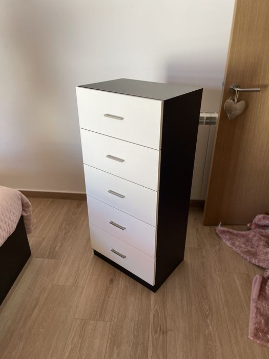 Quarto completo – cama de casal, cómoda, camiseiro, mesas de cabeceira e espelho