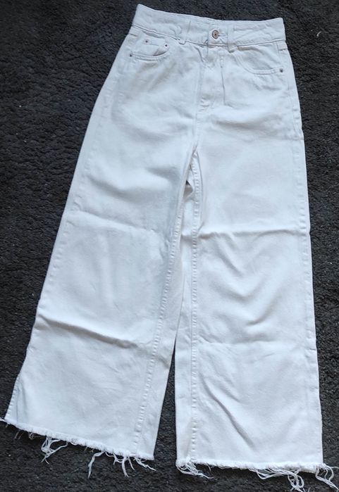 Białe jeansy Cropp 32 xxs przed kostkę