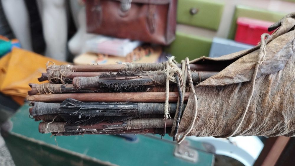 Aljava em pele antiga com 25 flechas.