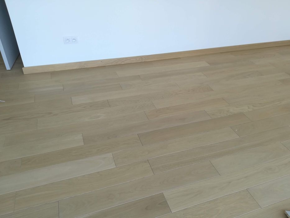 Montaż paneli desek podłogowych paneli winylowych