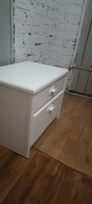Mała, biała komódka.