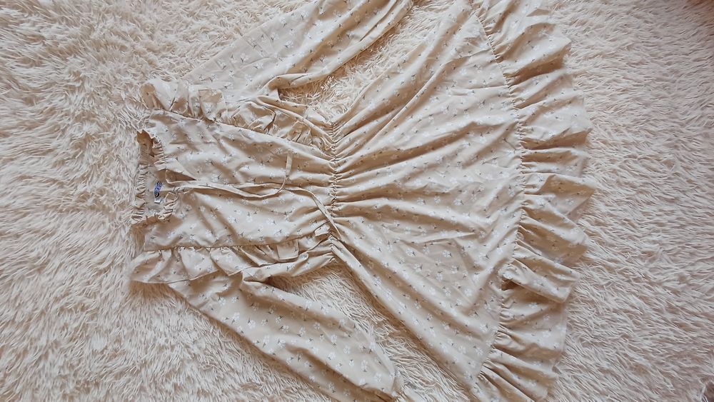 Бежева сукня в квіти