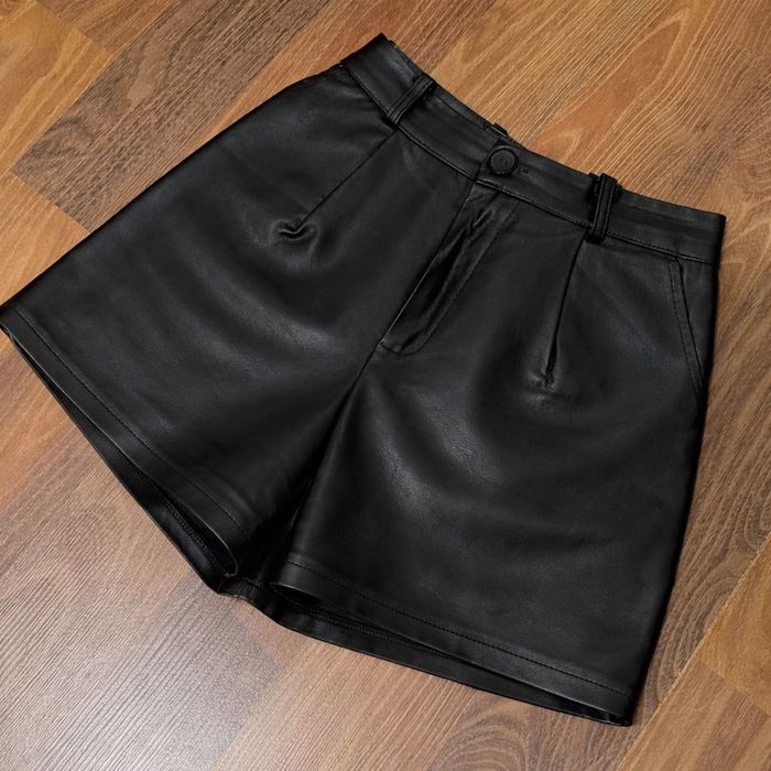 Чорні шорти під шкіру