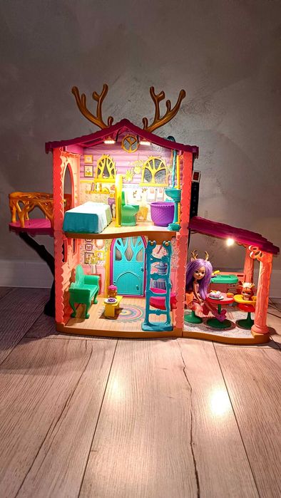 Enchantimals duży domek Jelonków wyposażenie oświetlenie Lalka figurka