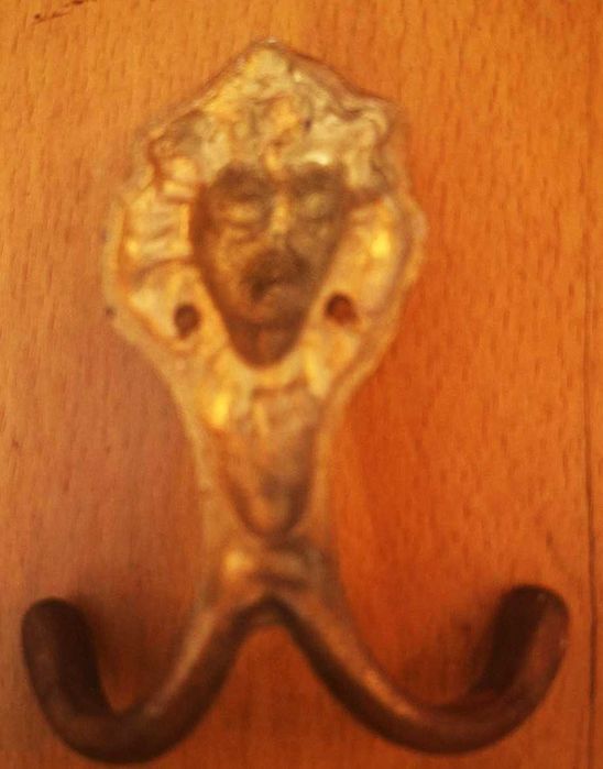 Cabide vintage com cabeça de leão