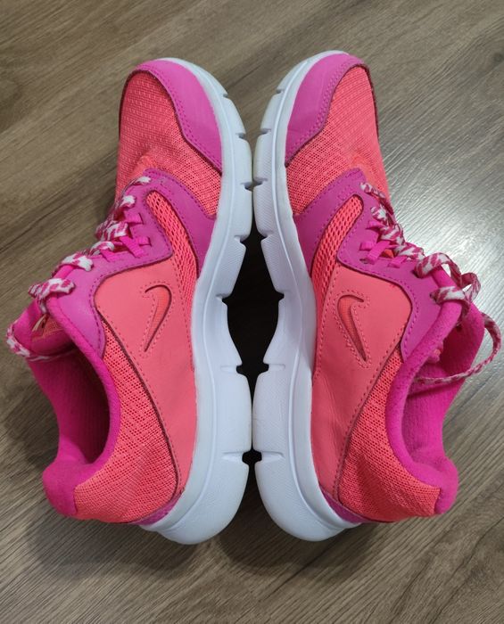 Кроссовки Nike р. 36,5-37, стелька 24см, оригинал