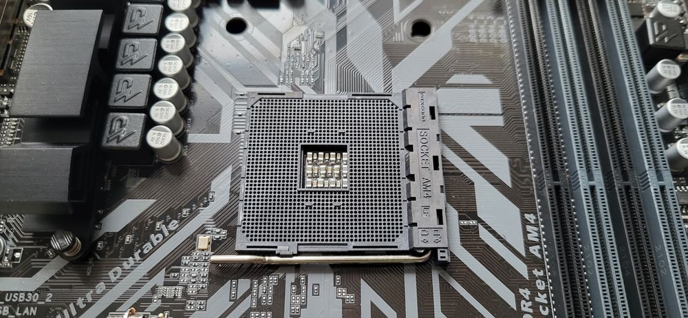 Материнська плата Gigabyte B450M DS3H у коробці