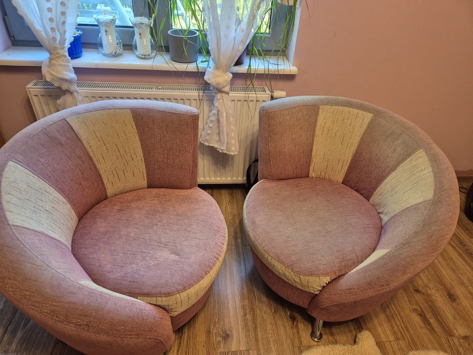 Dwa fotele w kolorze fioletowo beżowymi