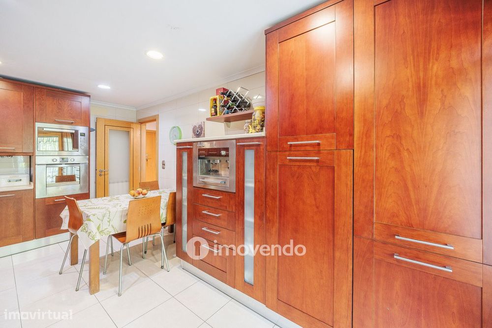 Apartamento T2 moderno, com garagem e varanda enorme, na Malvarosa