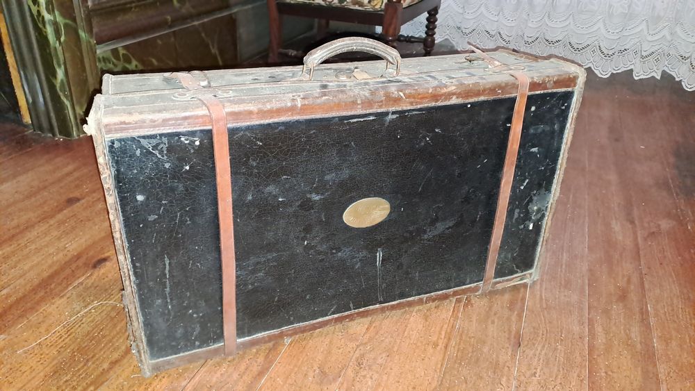 mala antiga de viagem