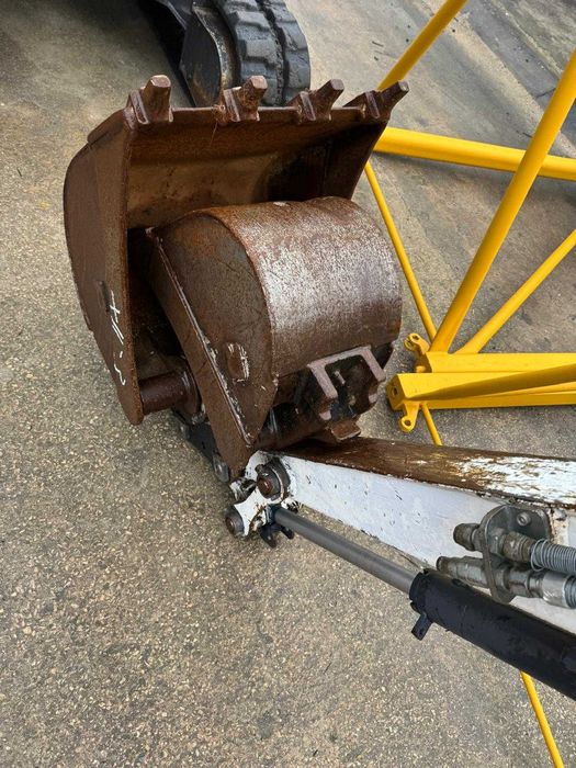 Mini Escavadora Giratória YANMAR VIO 20 (usada)