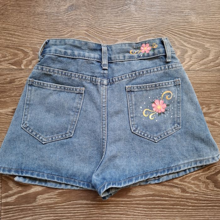 Кастомна джинсова спідниця з ручною вишивкою квітів | унікальна