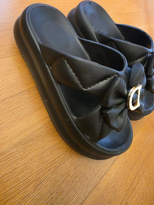 Шльопанці на платформі