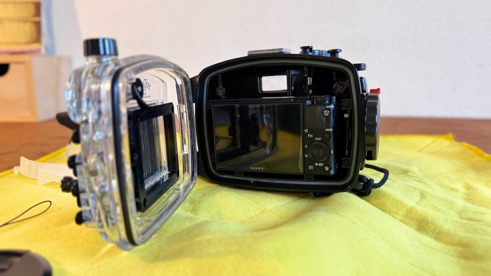 Sony RX100 V com caixa estanque da Fantasea para mergulho