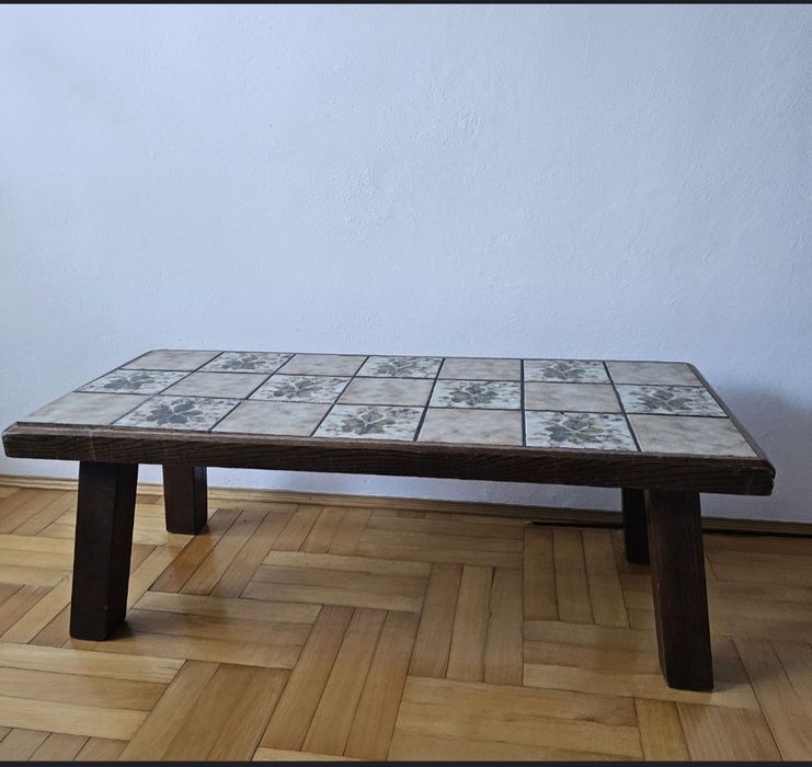 Drewniany stół z płytkami
