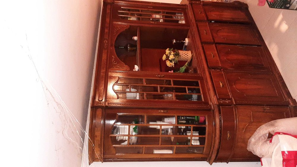 Móvel tradicional de sala com vitrina