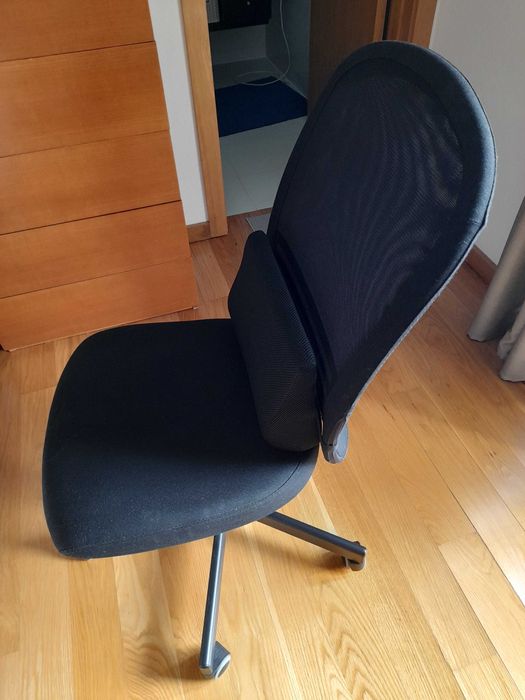 Secretária com Estantes e cadeira