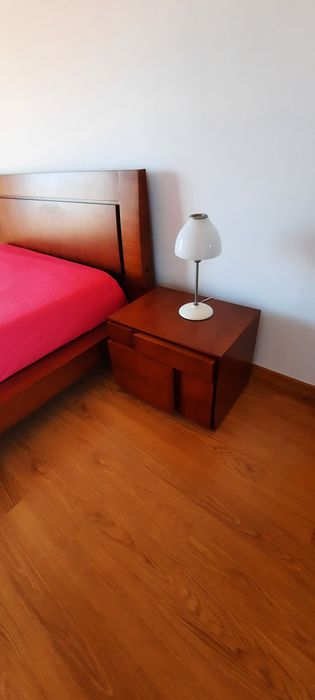 Cama de casal com duas mesass de cabeceira
