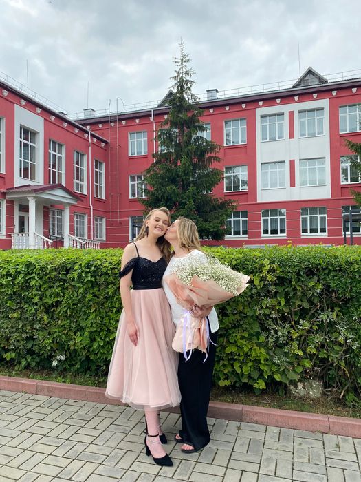 Випускна сукня, ріст дівчинки на фото 170 см, розмір М, майже нова