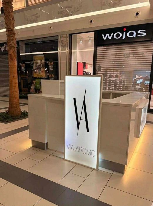 Stoisko handlowe 3x2m biały połysk LED Wyspa meble super stan