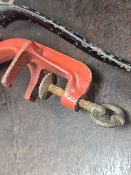 moedor de carne manual antigo da marca Husqvarna