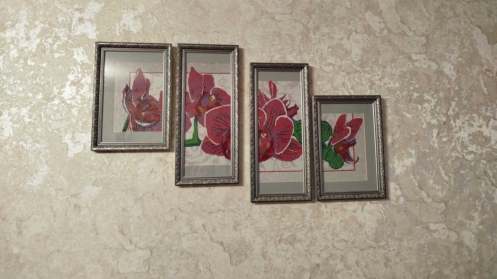 Картина вишита чеським бісером.