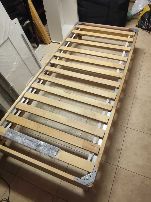Cama/Sommier Individual em Madeira com Pés e Estrado Incluído