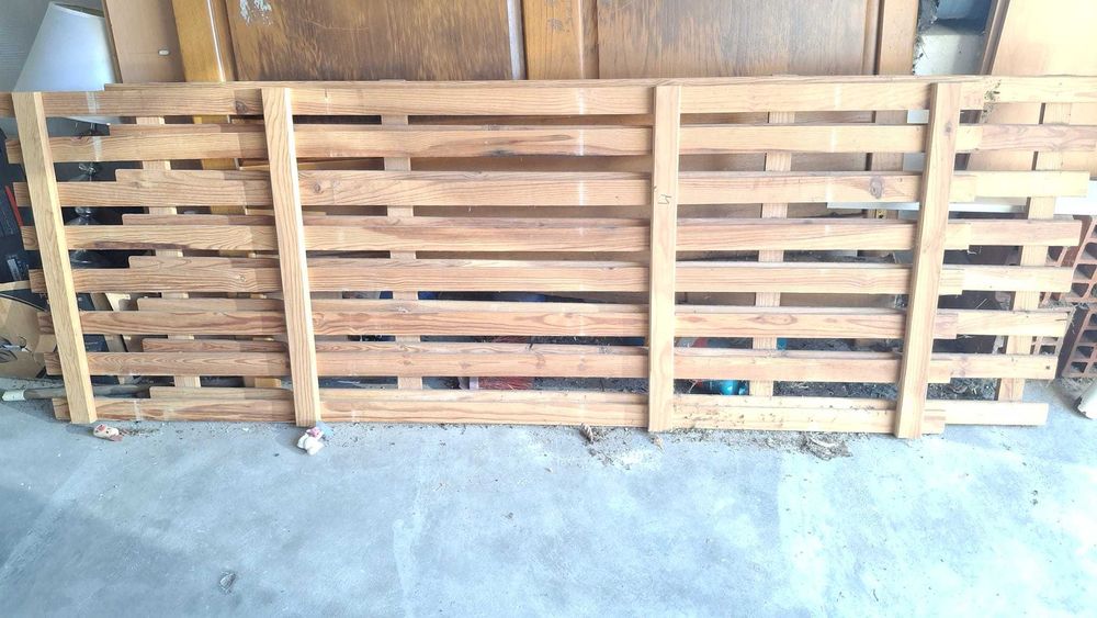 Cama madeira antiga para desocupar garagem