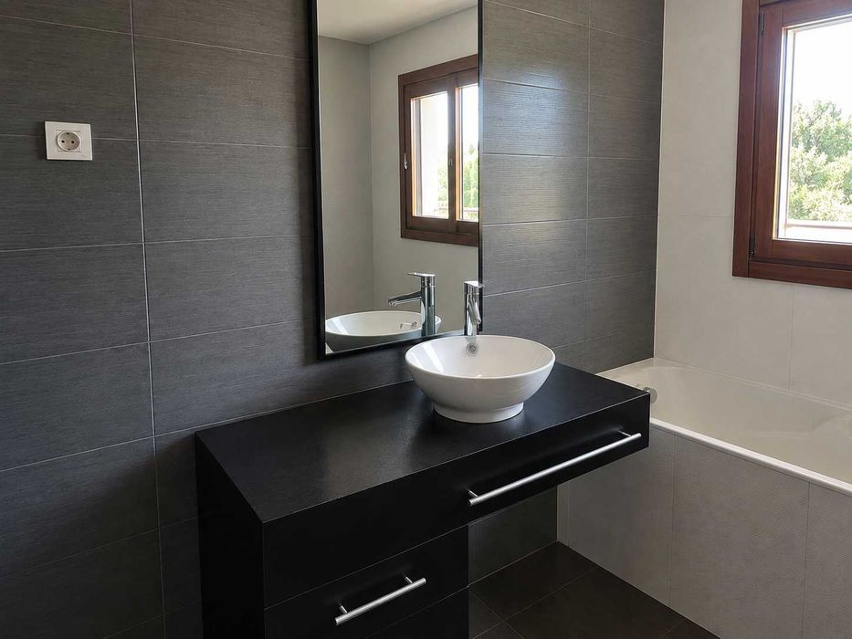 Móvel de WC preto + lavatório + espelho