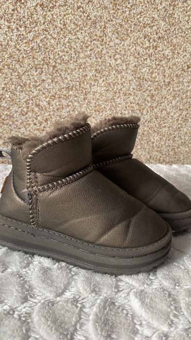 Дитячі угги для дівчинки 26 розмір .