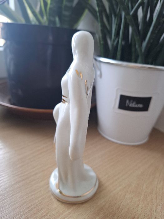 Porcelanowa Figurka.Panna,dama z Porcelany Połonne,lub RumuniaPRL,ZSRR