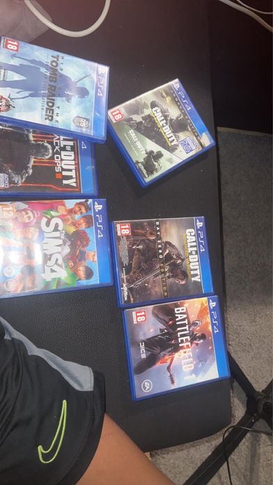 Prateleira de jogos com jogos incluidos