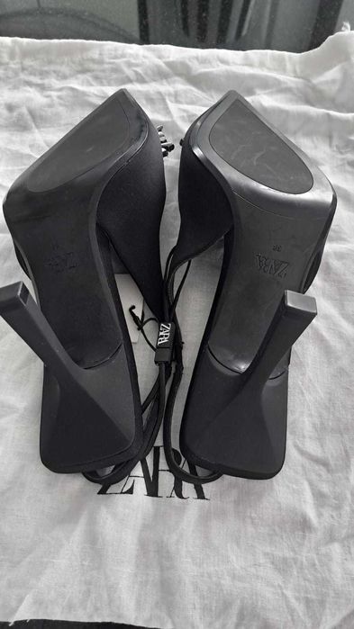 Zara eleganckie czółenka z broszką