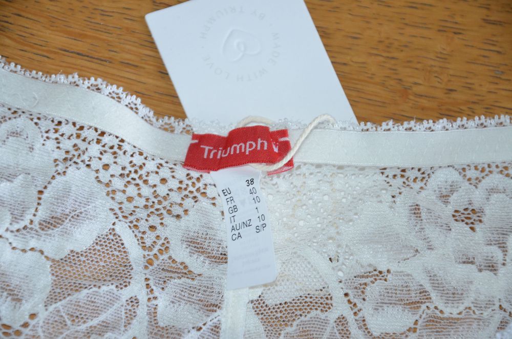 Triumph majtki koronka r. 38  ecru