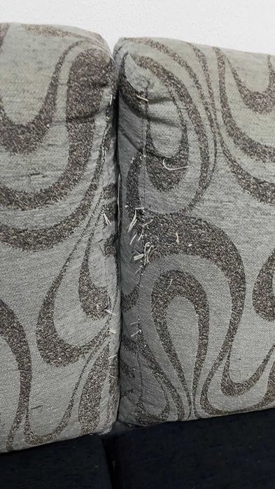 Sofá bom estado ,com alguns arranhões de gato