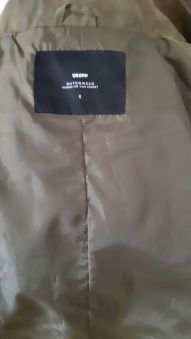 Krótka kurtka z kapturem