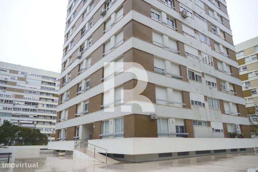 Apartamento T3 com parqueamento na Urbª Portela de Sacavém