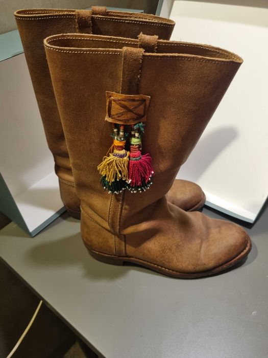 Botas em pele usadas e em bom estado