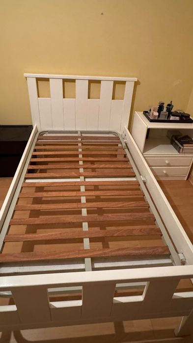 Cama solteiro em madeira maciça+ colchão+ armário com gavetas
