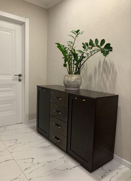 Комод вмісткий із 4 шухлядами і полками