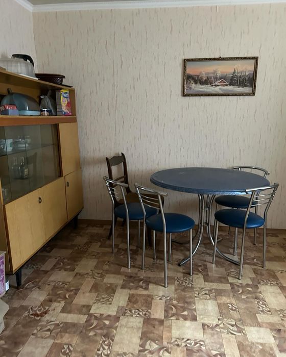 Продаж окремоі половинки будинку  з окремим заіздом .