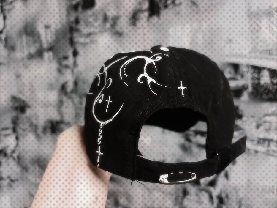 Кепка нова, ручний розпис у стилі cybersigilism